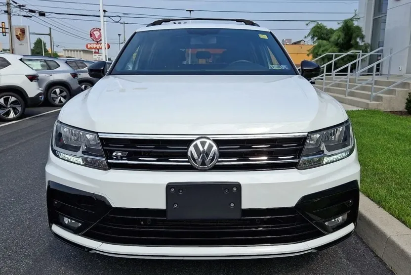 2019 Volkswagen Tiguan SEL R-Line photo 1