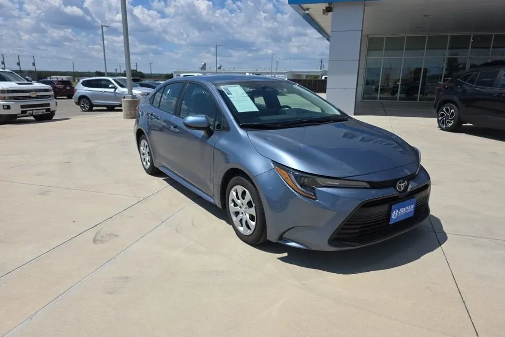 2025 Toyota Corolla LE photo 1