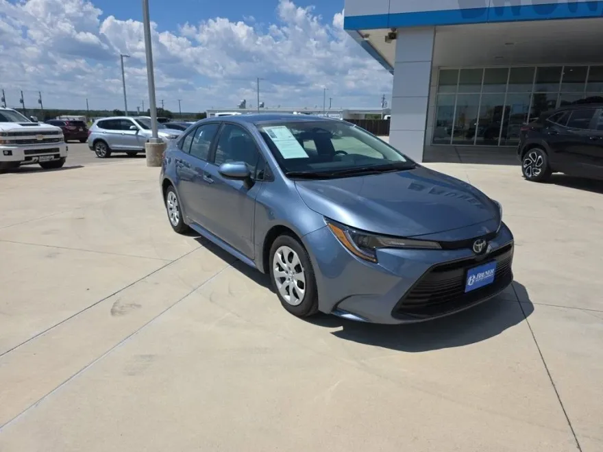 2025 Toyota Corolla LE photo 1