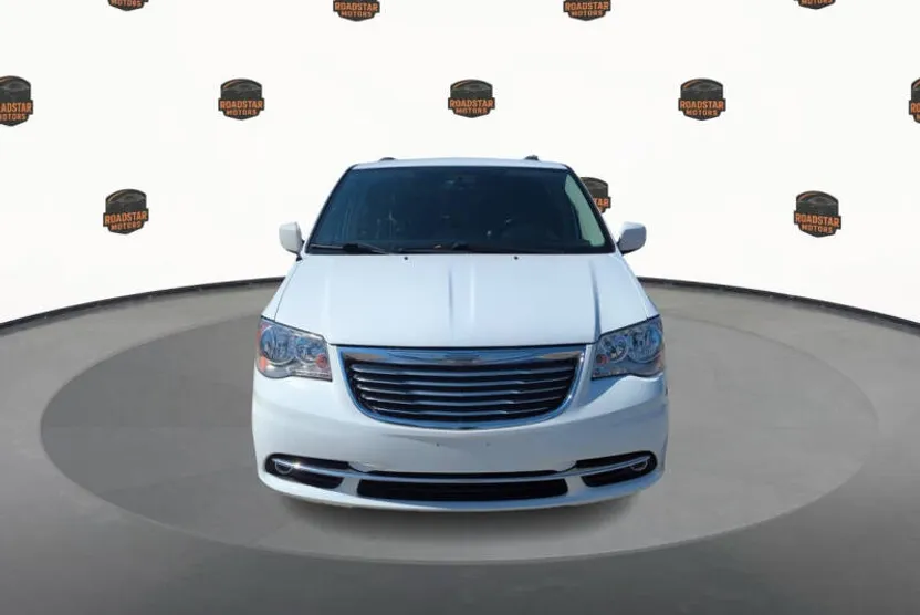 2016 Chrysler Town & Country Touring photo 1