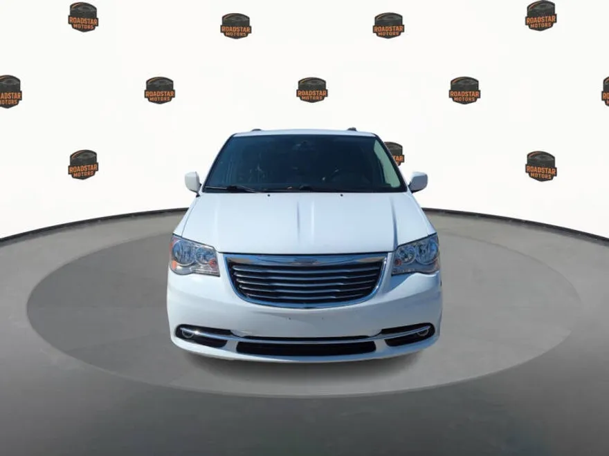 2016 Chrysler Town & Country Touring photo 1