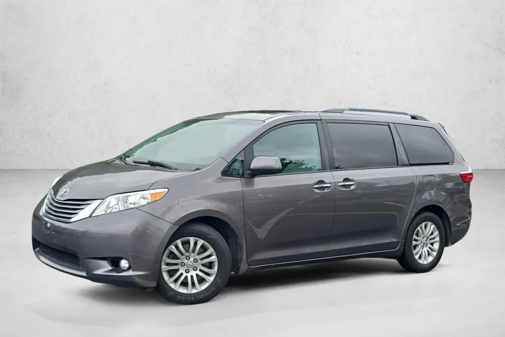 2017 Toyota Sienna XLE photo 1