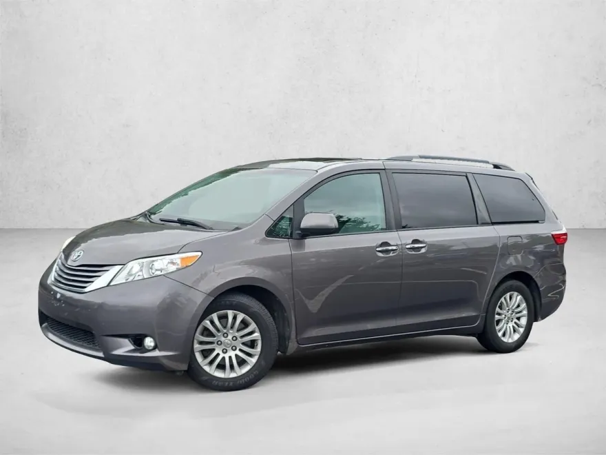 2017 Toyota Sienna XLE photo 1