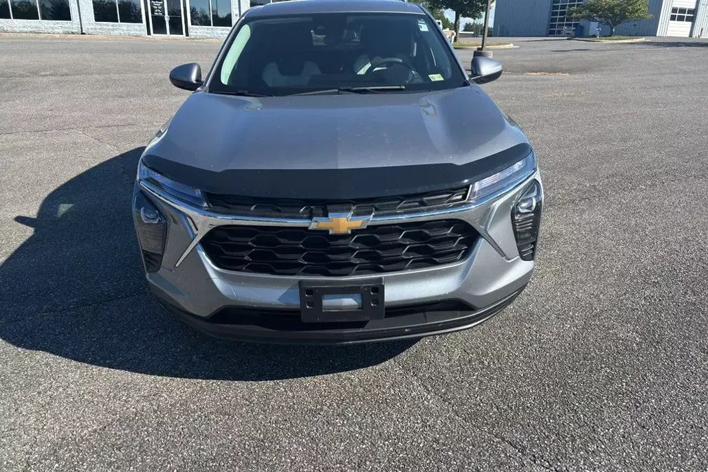 2024 Chevrolet Trax LS photo 1
