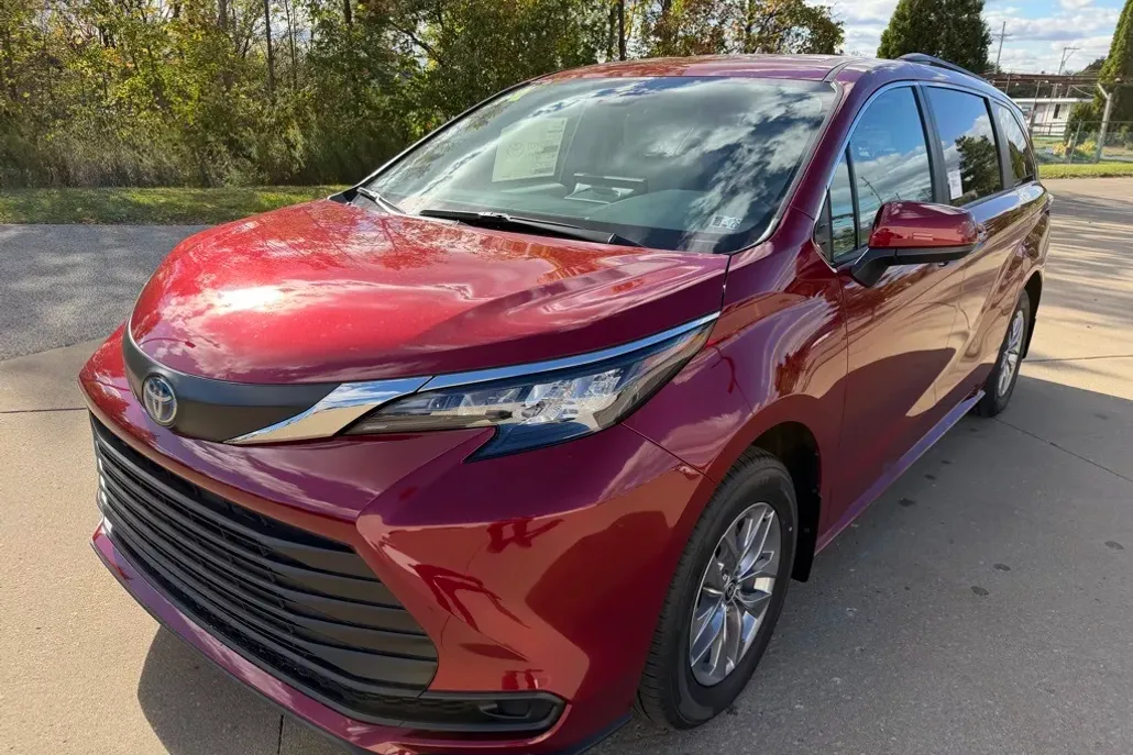 2025 Toyota Sienna LE photo 1