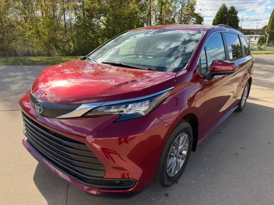 2025 Toyota Sienna LE photo 1