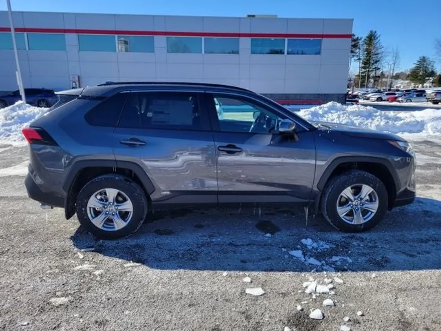 2025 Toyota RAV4 Hybrid XLE photo 1