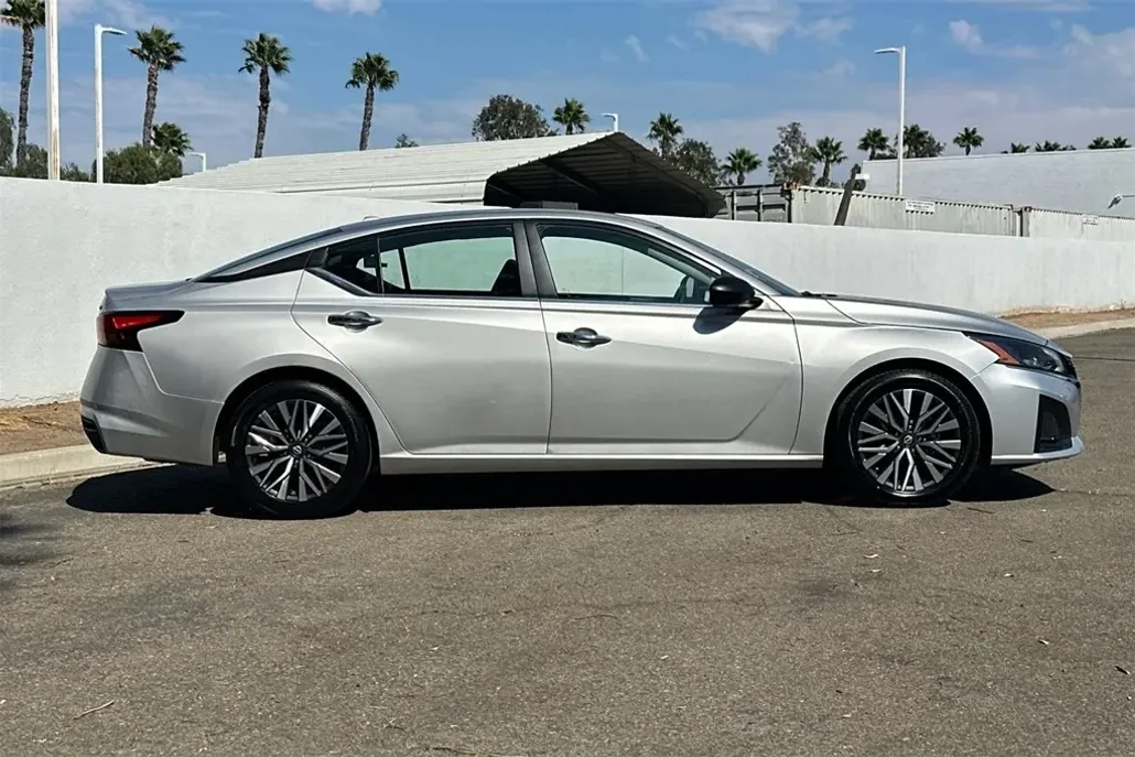 2024 Nissan Altima 2.5 SV photo 1