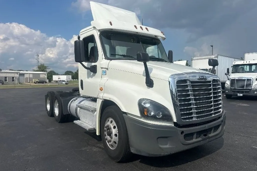 2018 Freightliner Cascadia 125" Sleeper Cab photo 1