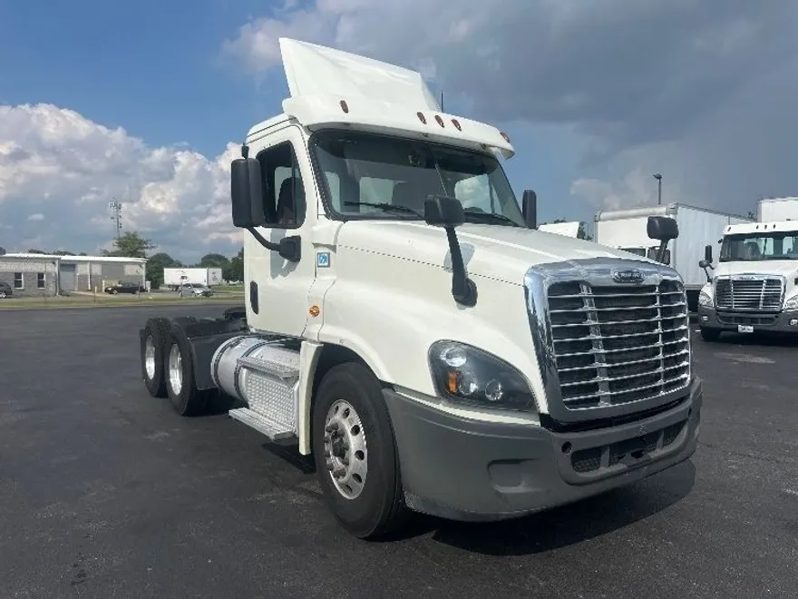 2018 Freightliner Cascadia 125" Sleeper Cab photo 1