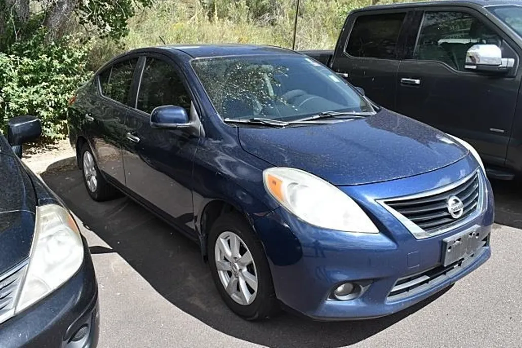 2014 Nissan Versa SV Sedan photo 1