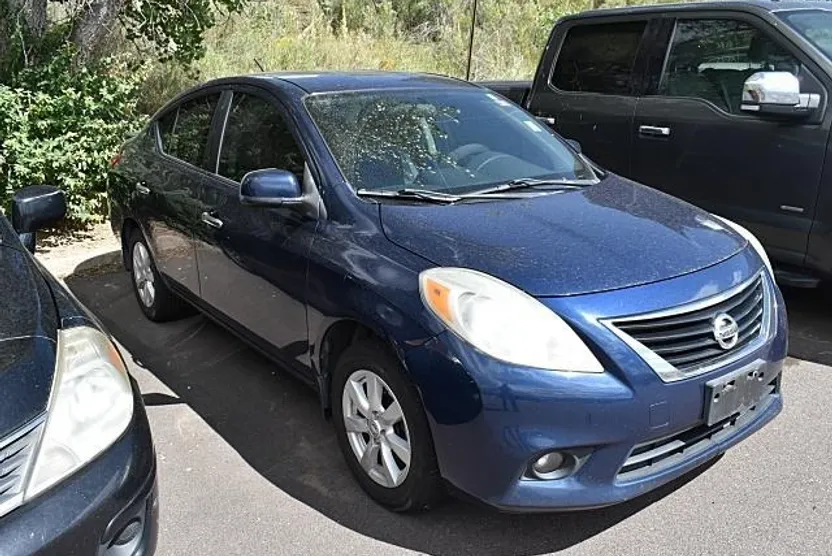 2014 Nissan Versa SV Sedan photo 1