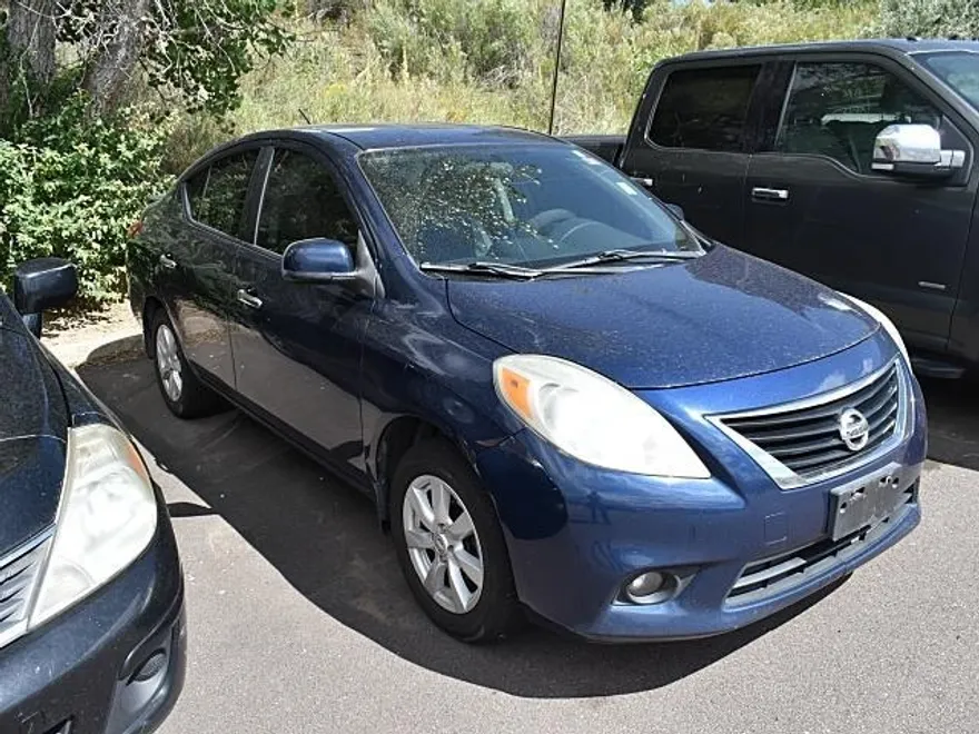 2014 Nissan Versa SV Sedan photo 1