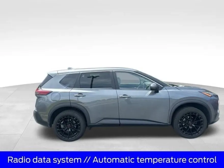 2023 Nissan Rogue SV photo 1