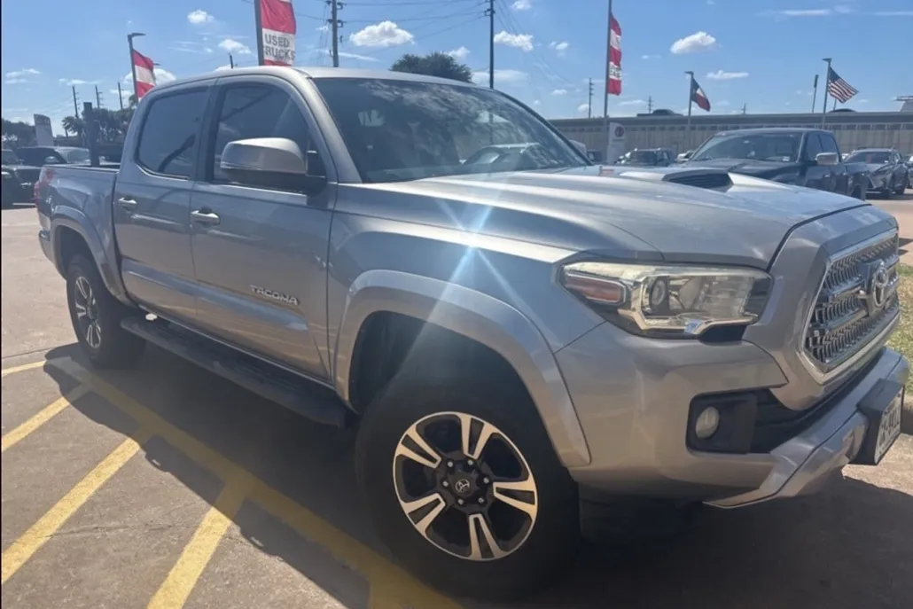2016 Toyota Tacoma TRD Sport photo 1