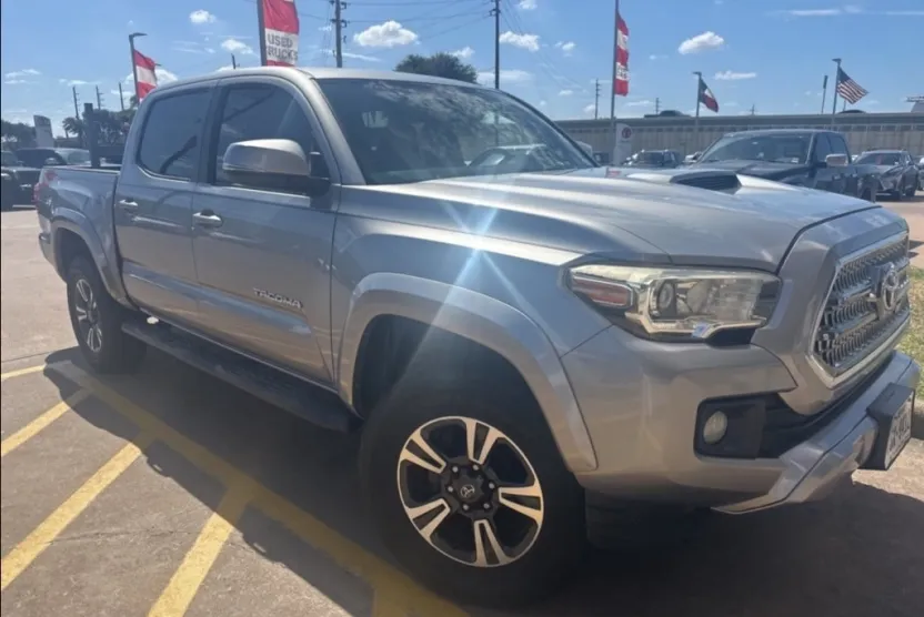 2016 Toyota Tacoma TRD Sport photo 1