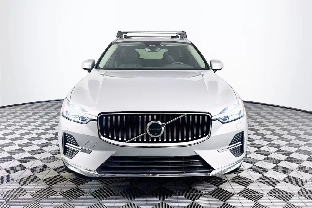 2023 Volvo XC60 B5 Plus photo 1