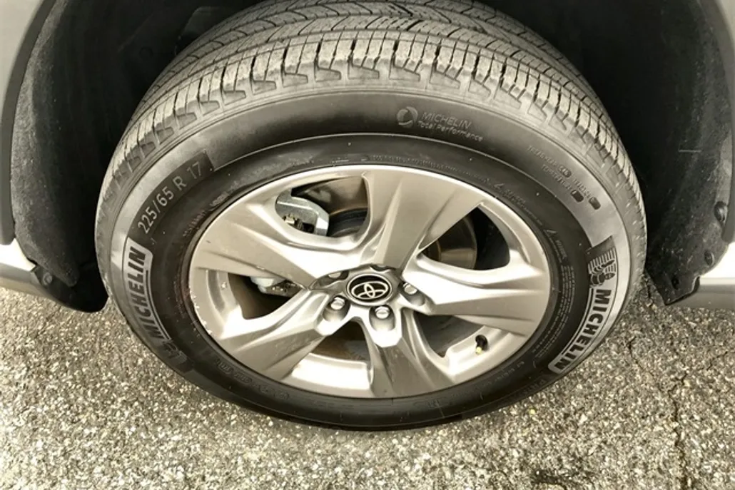2024 Toyota RAV4 XLE photo 1