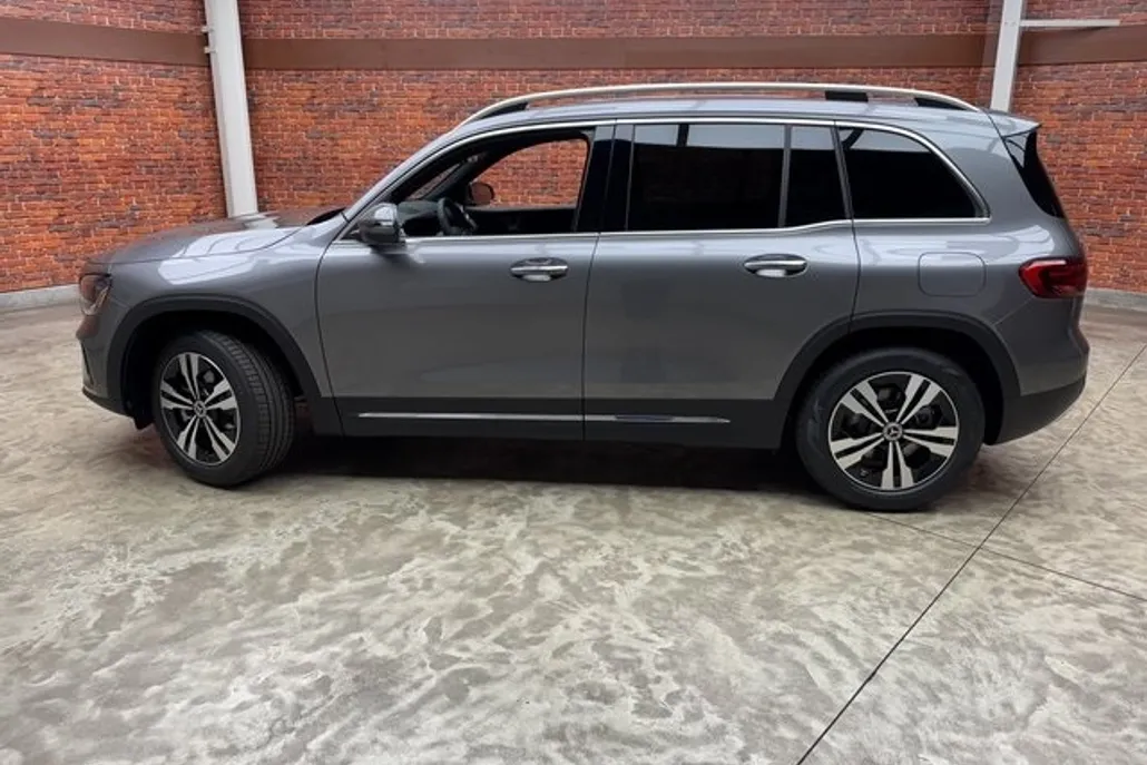 2025 Mercedes Benz GLB 250 4MATIC photo 1