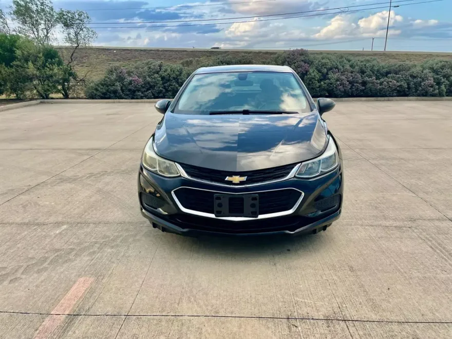 2018 Chevrolet Cruze LS photo 1