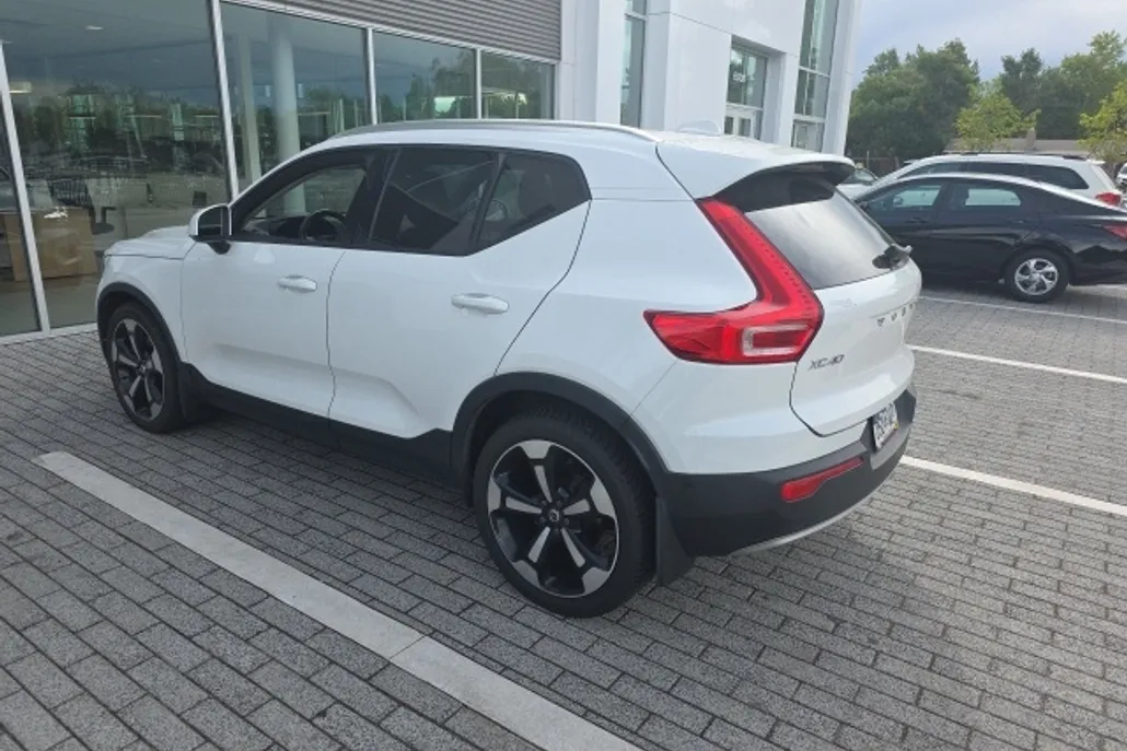 2019 Volvo XC40 Momentum photo 1