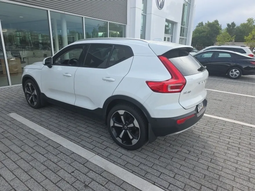 2019 Volvo XC40 Momentum photo 1