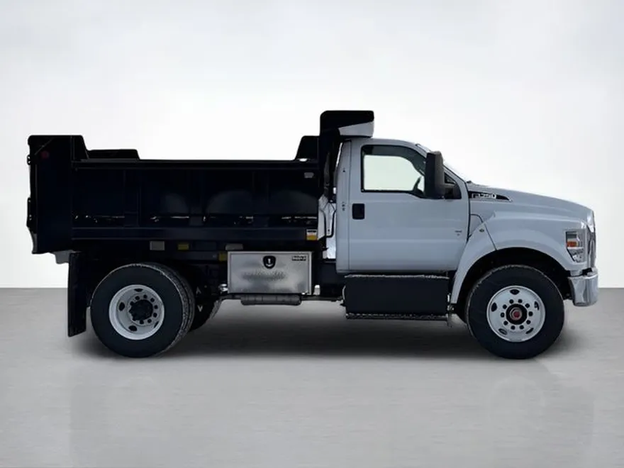 2025 Ford F-750 photo 2
