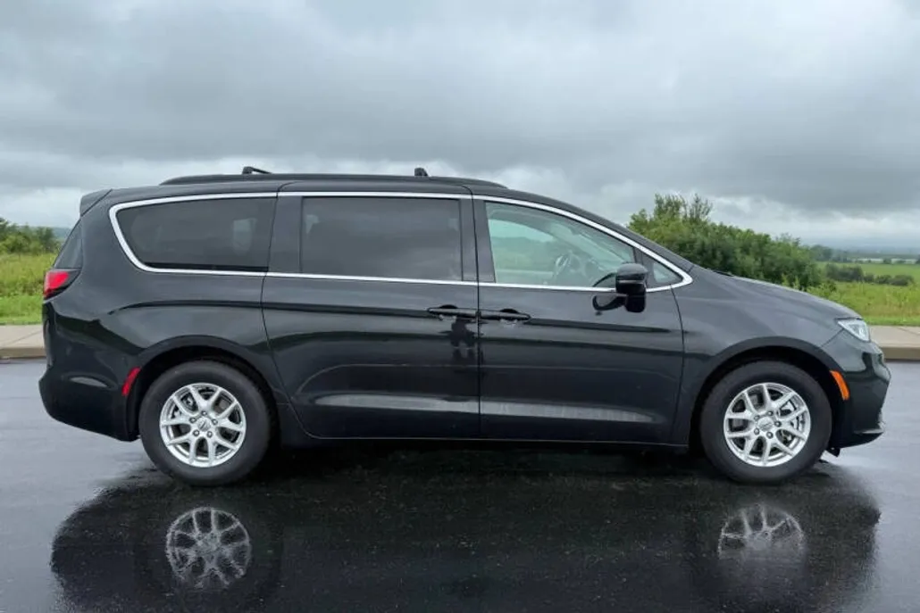 2022 Chrysler Pacifica Touring L photo 1
