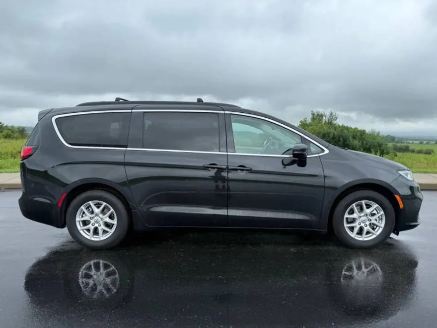 2022 Chrysler Pacifica Touring L photo 1