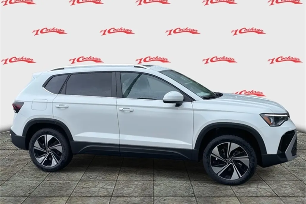 2025 Volkswagen Taos SE photo 1