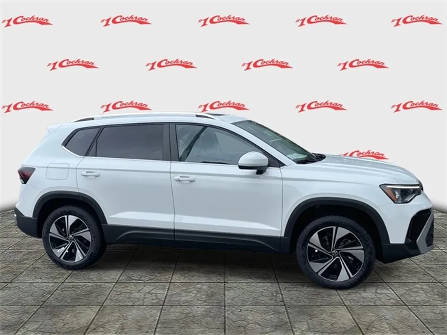 2025 Volkswagen Taos SE photo 1