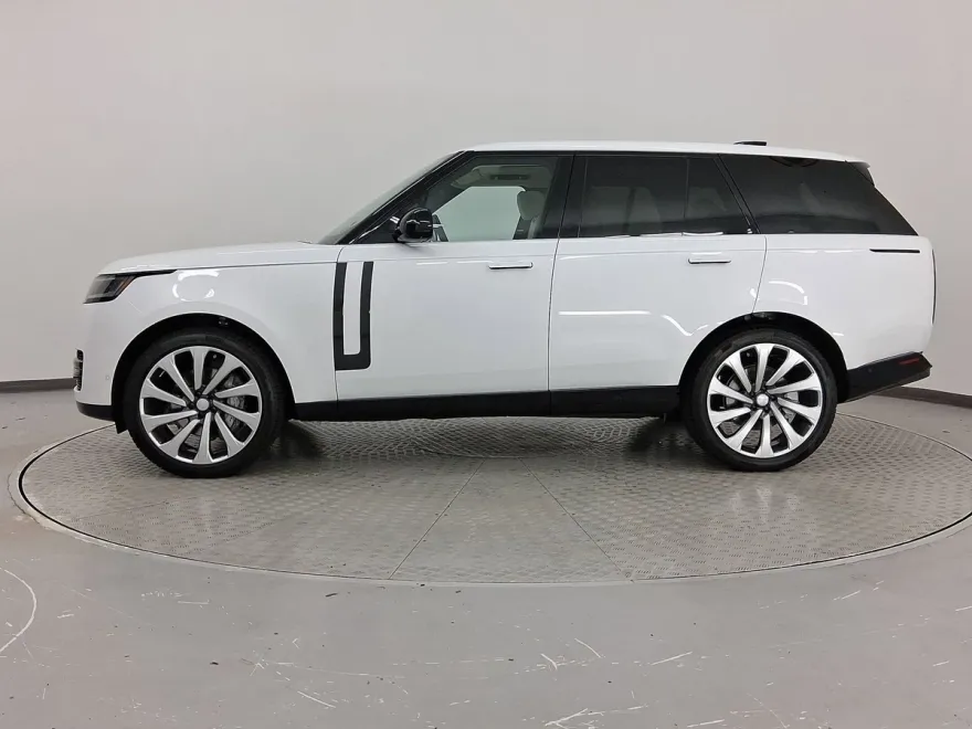 2025 Land Rover Range Rover SE photo 1