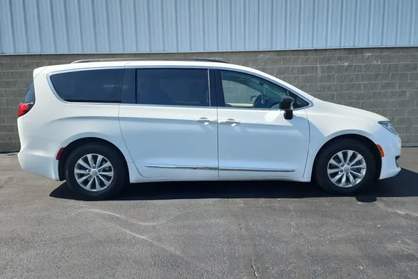 2017 Chrysler Pacifica Touring L photo 1