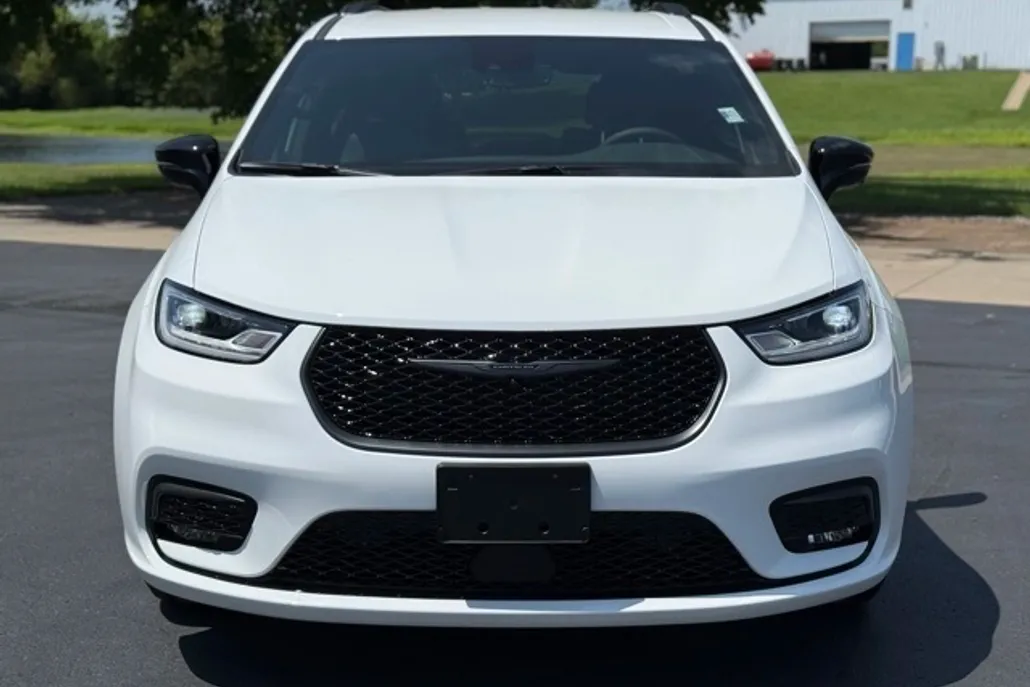 2025 Chrysler Pacifica photo 1