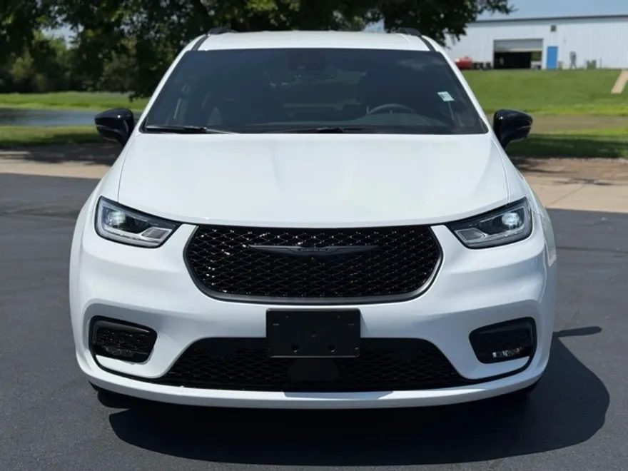 2025 Chrysler Pacifica photo 1