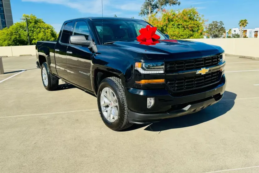 2018 Chevrolet Silverado 1500 Custom photo 1