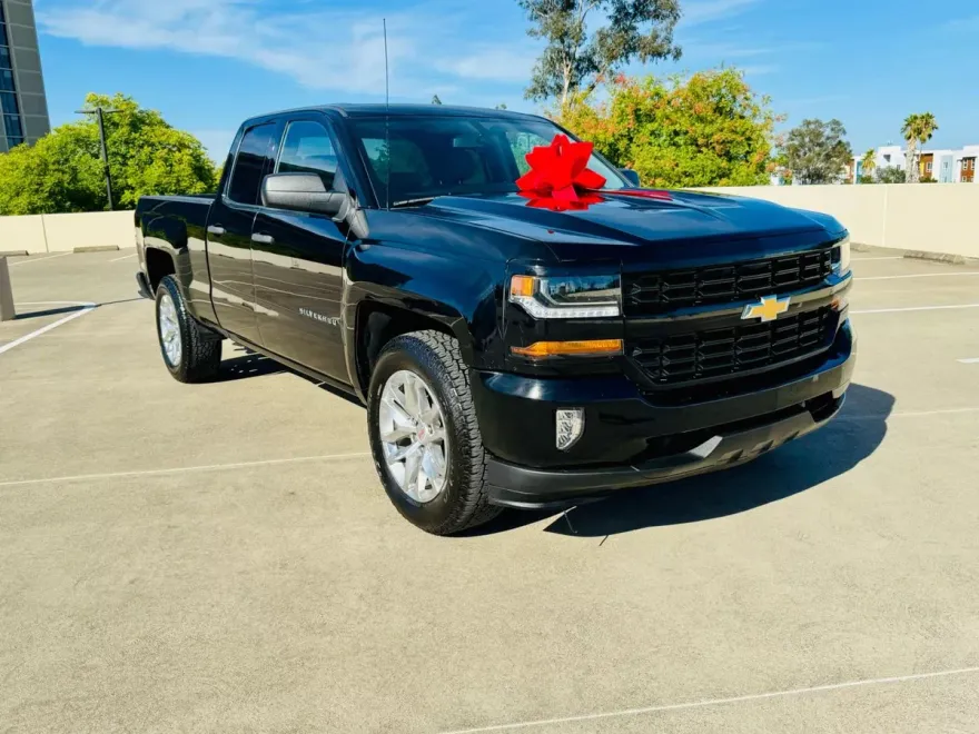 2018 Chevrolet Silverado 1500 Custom photo 1
