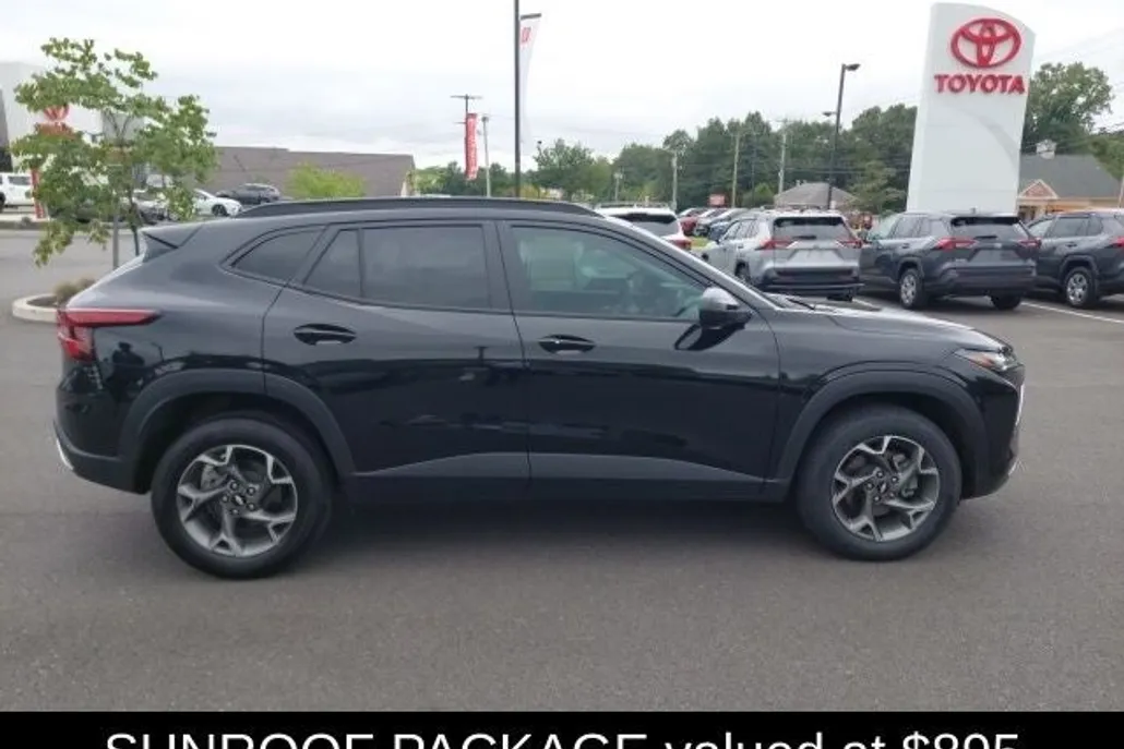 2025 Chevrolet Trax LT photo 1