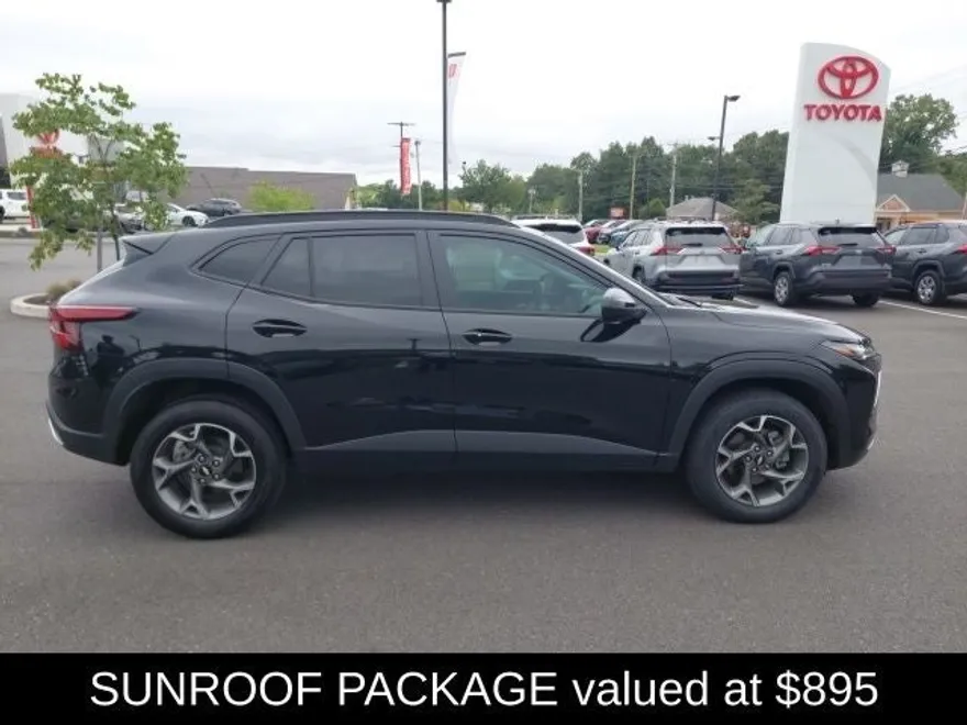 2025 Chevrolet Trax LT photo 1