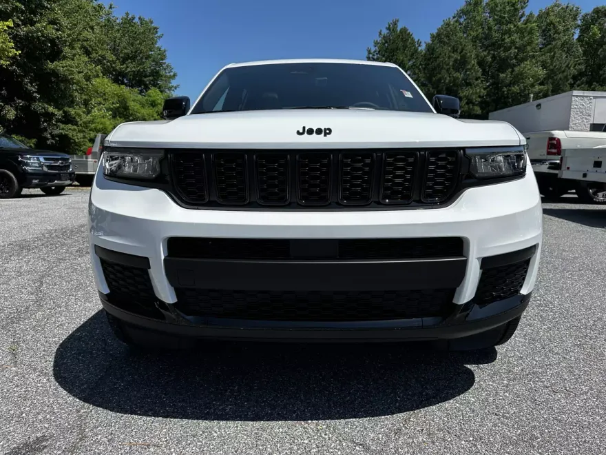 2025 Jeep Grand Cherokee Altitude photo 1
