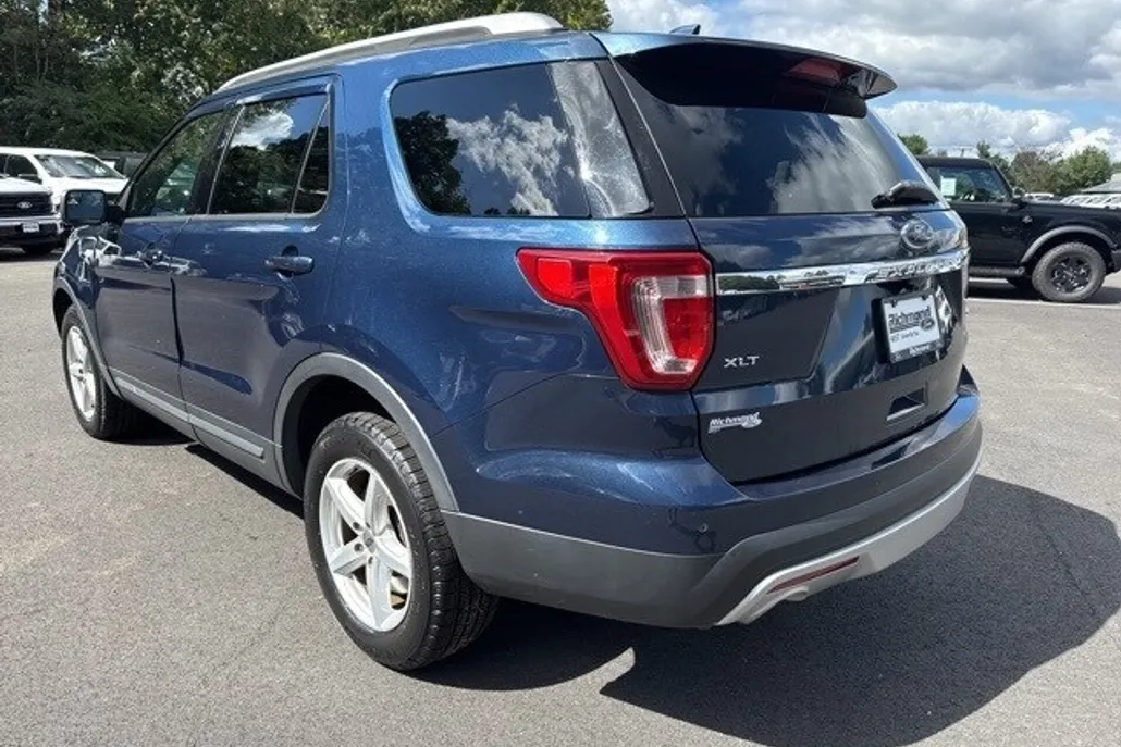 2017 Ford Explorer XLT photo 1