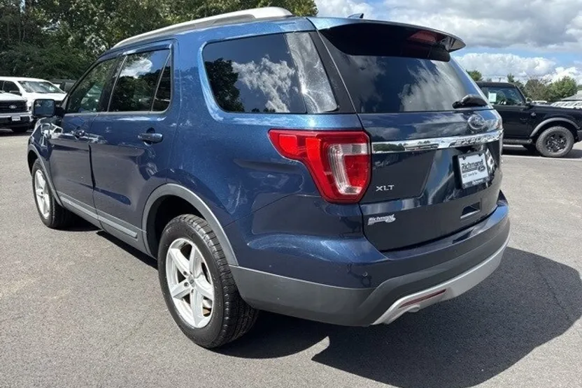 2017 Ford Explorer XLT photo 1