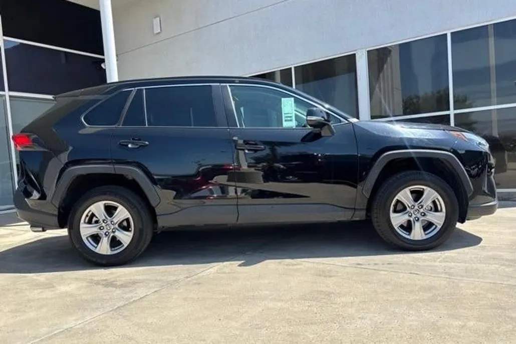 2023 Toyota RAV4 XLE photo 1