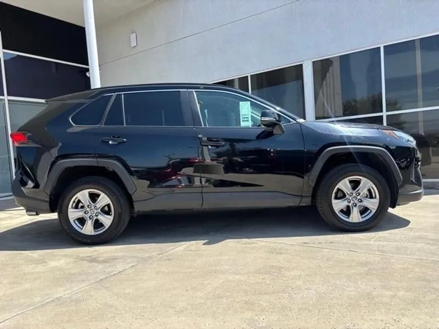 2023 Toyota RAV4 XLE photo 1