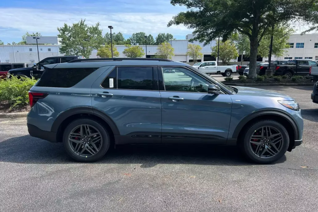 2025 Ford Explorer ST-Line photo 1