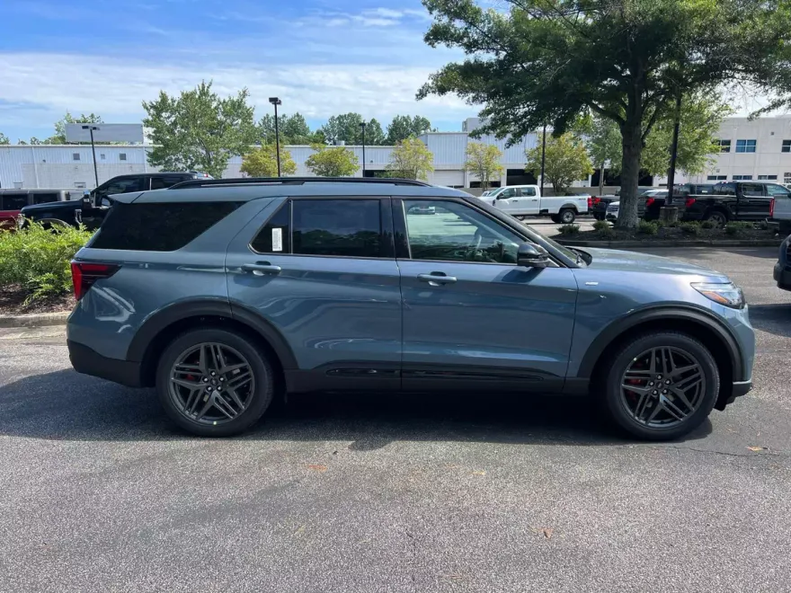 2025 Ford Explorer ST-Line photo 1