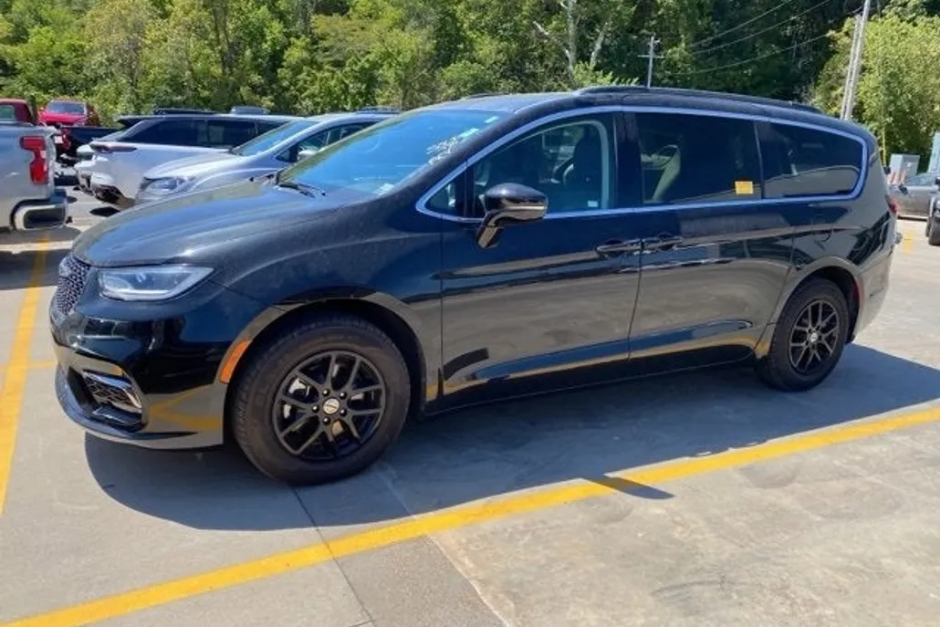 2022 Chrysler Pacifica Touring L photo 1