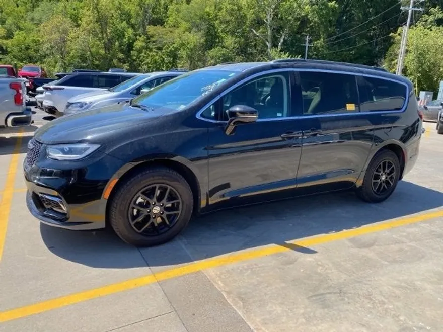 2022 Chrysler Pacifica Touring L photo 1