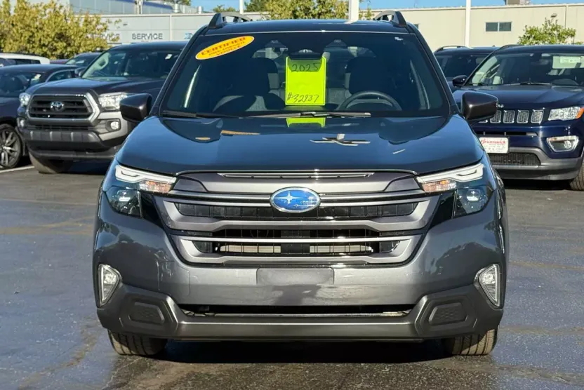 2025 Subaru Forester Premium Base photo 1
