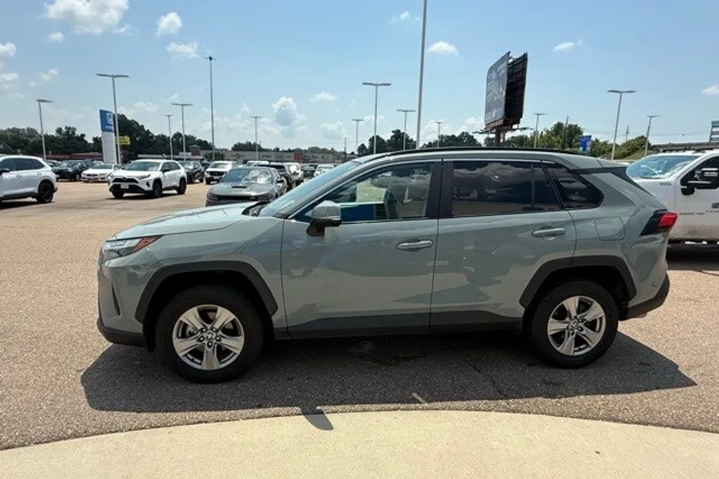 2023 Toyota RAV4 XLE photo 1
